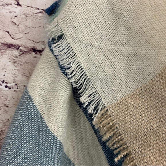 Lauren Conrad Blue Beige Striped Fringe Shawl Blanket Scarf NWOT - Picture 3 of 13